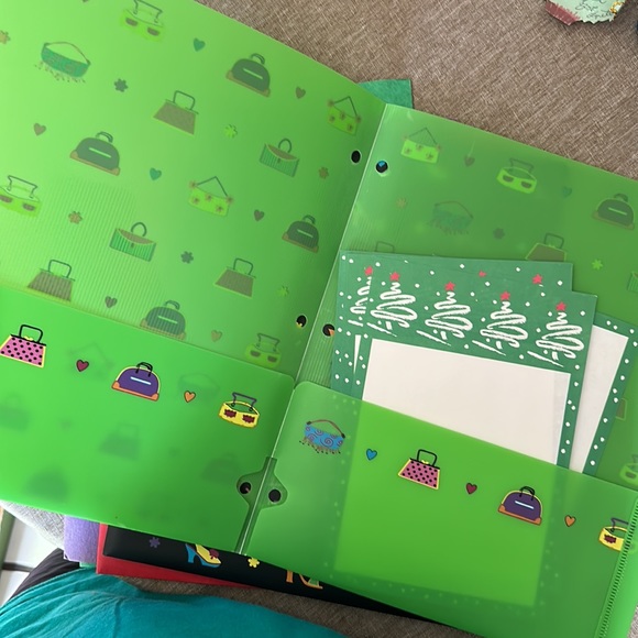 Assortment of folders, 2 plastic purse & shoe motiff, 3 plain folder - Picture 2 of 3